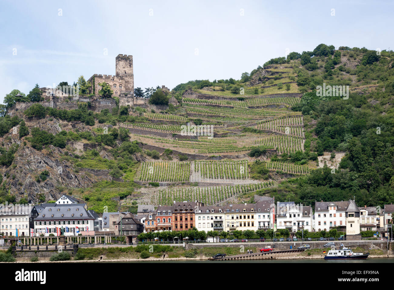 Die Stadt Kaub liegt am Rhein, Deutschland mit Gutenfels, auch bekannt als Caub, im Hintergrund. Stockfoto