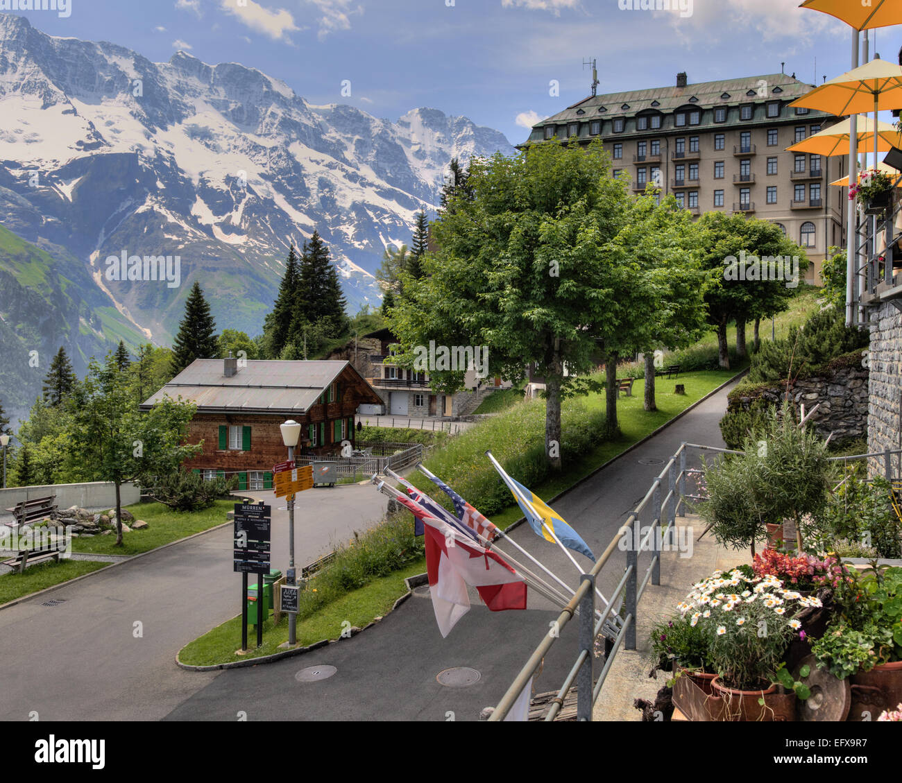 Ein Wanderweg führt durch Mürren, Schweiz mit dramatischen Blick auf Alp Berge.  Keine öffentlichen Straßen verbinden Sie mit dieser Stadt. Stockfoto