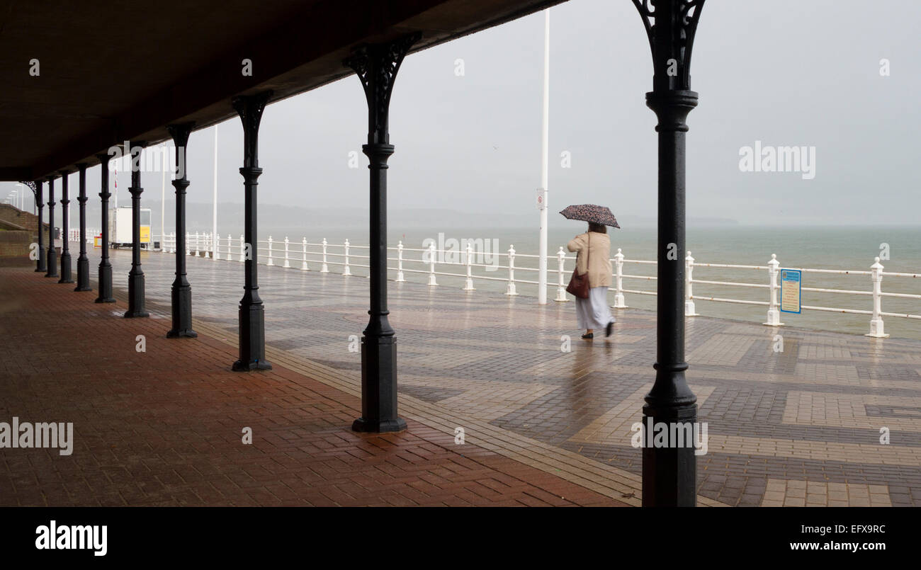 Bridlington, England, 10. August: eine Frau zu Fuß auf der Promenade während stürmisches Wetter die Küstenlinie, 10. August verprügelt: 2014 Stockfoto