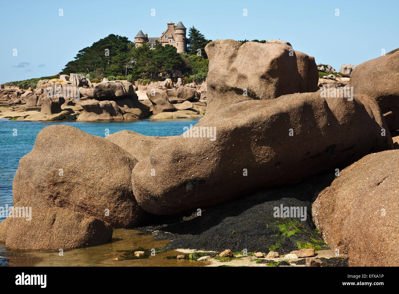 Ile de Costaèrés und das Chateau de Costaèrés auf der rosa Granit Küste, Bretagne, Frankreich Stockfoto