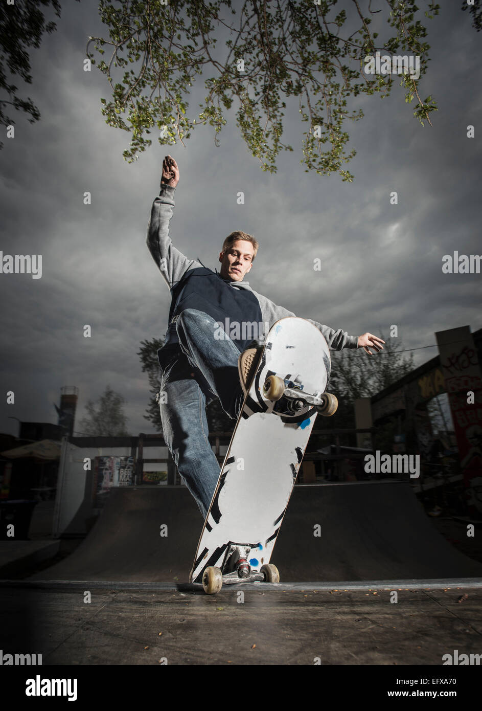 Skateboarden auf Miniramp, Salat Grind, Berlin, Deutschland Stockfoto