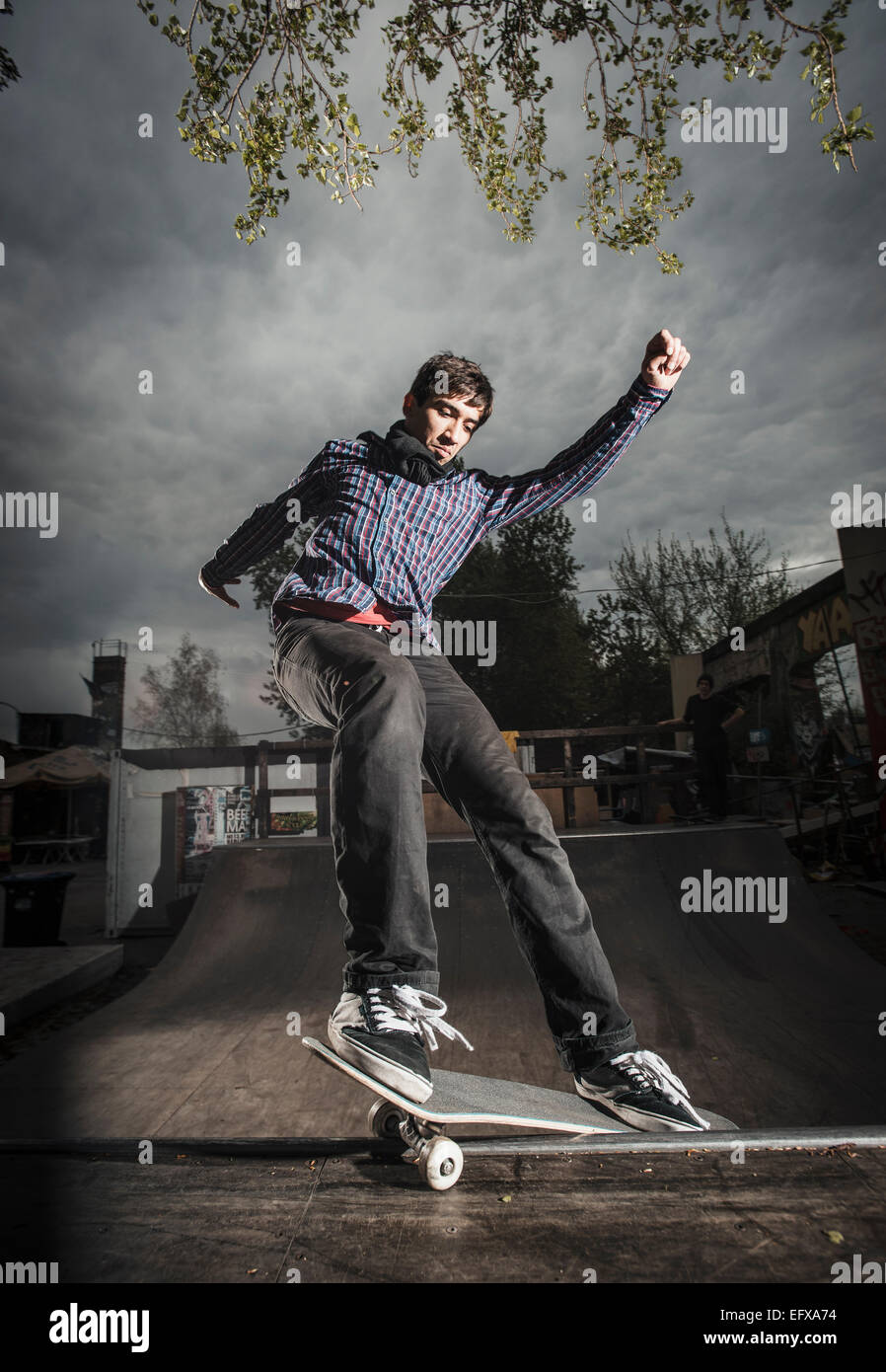 Skateboarden auf Miniramp, Smith Grind, Berlin, Deutschland Stockfoto