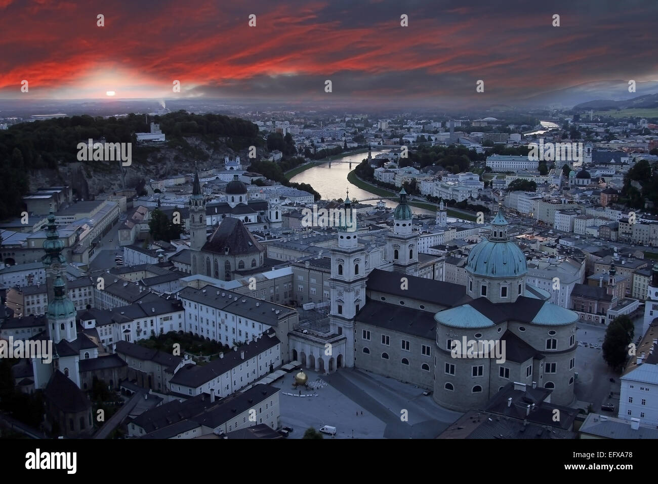 Sonnenuntergang Blick auf Salzburg. Altstadt mit der Kathedrale, Kapitelplatz und Sphaera Statue (Mozartkugel) im Vordergrund. Stockfoto