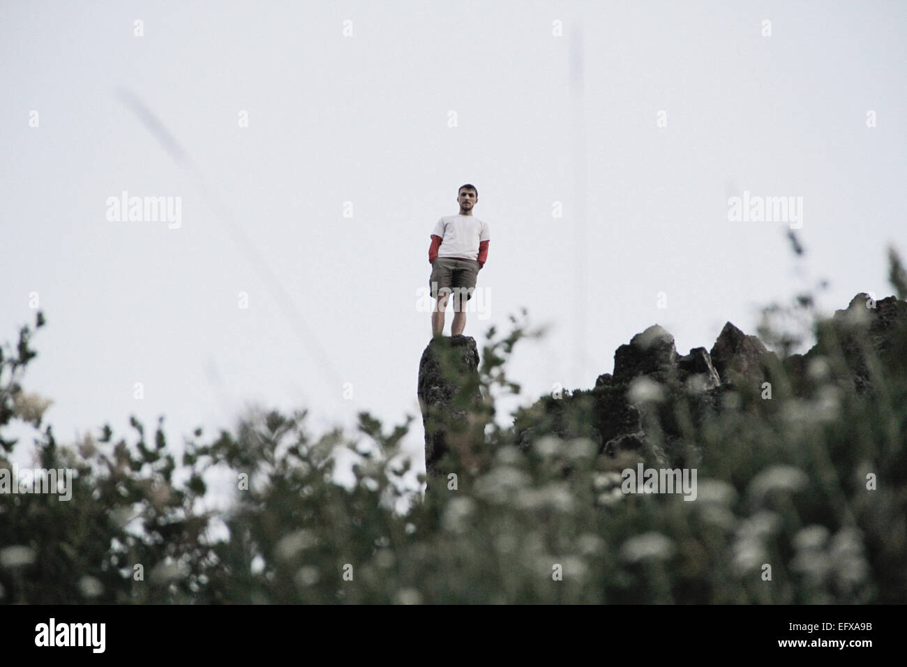 Junger Mann am Anfang Felsformation, Mount Hood, Oregon, USA Stockfoto