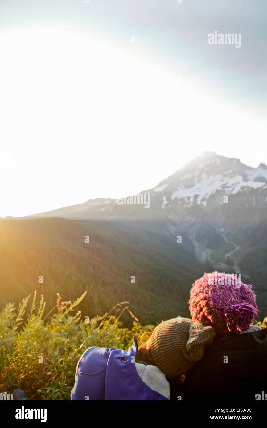 Zwei junge Frauen, die mit Blick auf Mount Hood, Oregon, USA Stockfoto