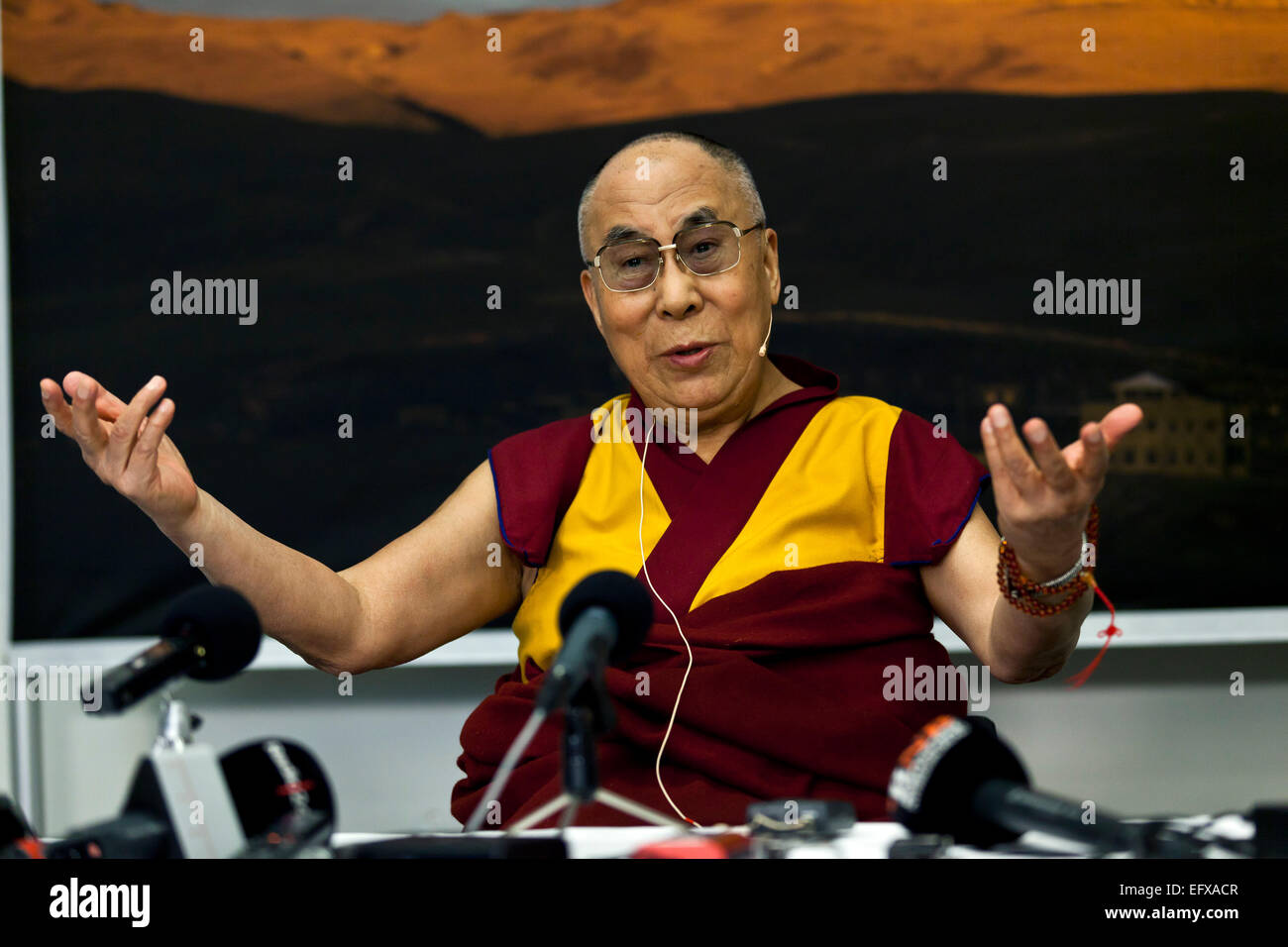 Kopenhagen, Dänemark. 11. Februar 2015. Dalai Lama beginnt seinen zweitägigen Besuch in Dänemark mit einer Pressekonferenz. Die westliche Welt muss enge Beziehungen zu China auf positive Weise um Vermutungen über den Westen, Demokratie zu entfernen und frei zu sein, sagte er. Bildnachweis: OJPHOTOS/Alamy Live-Nachrichten Stockfoto