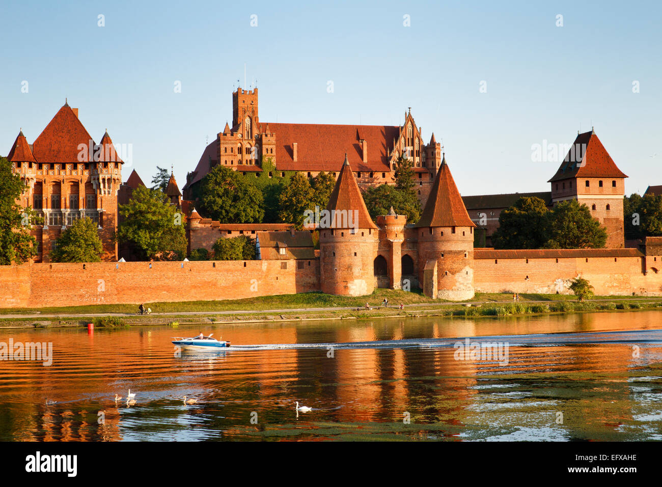 Teutonischen Schloss in Marienburg von der Nogat (Westseite) gesehen. Stockfoto