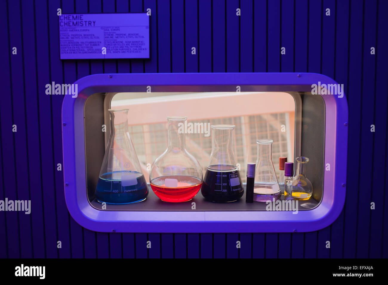 Reagenzgläser mit Flüssigkeit in verschiedenen Farben und Größen, pädagogische Ausstellung im Schiffahrtsmuseum Rotterdam, Holland, Niederlande. Stockfoto
