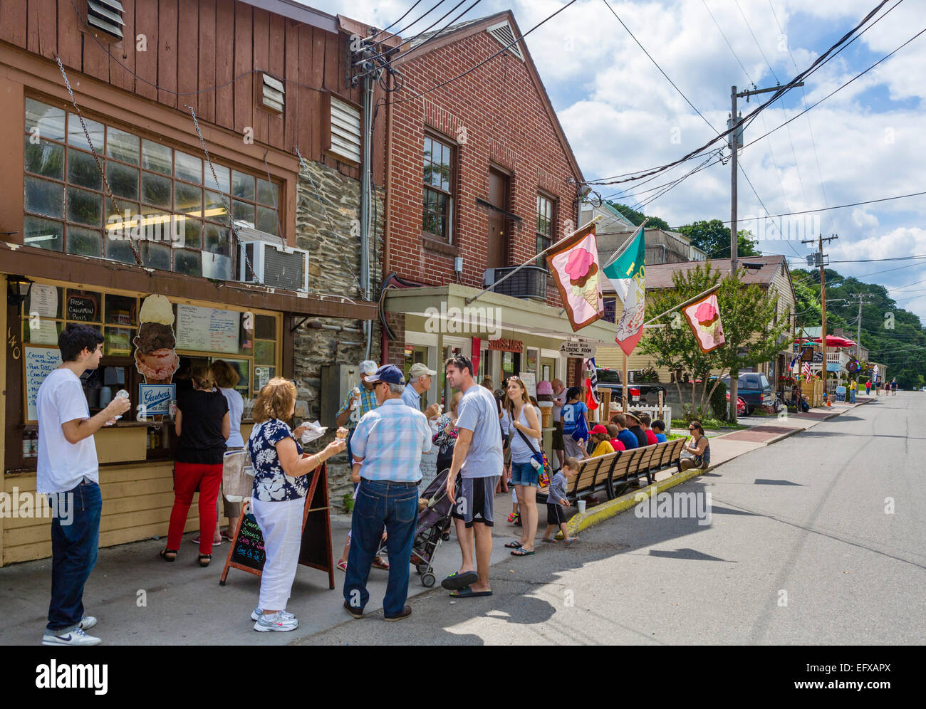 Touristen vor einem Restaurant und Eis Salon im historischen Harpers Ferry, West Virginia, USA Stockfoto