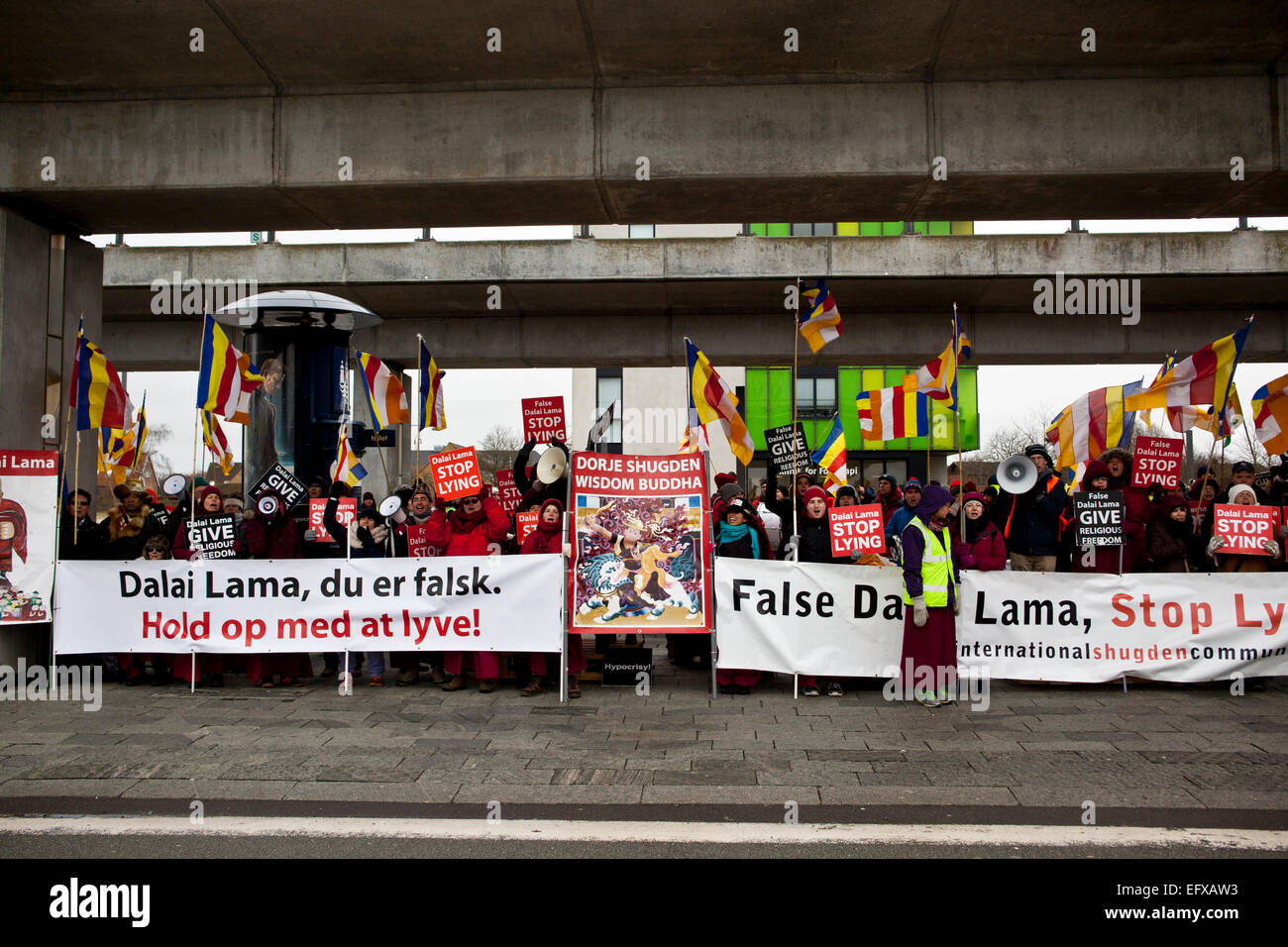 Kopenhagen, Dänemark. 11. Februar 2015. Protestkundgebung in Kopenhagen gegen Dalai Lama, der die Stadt an diesem Mittwoch und Donnerstag besucht. Die Demonstranten werden von der VÖLKERGEMEINSCHAFT SHUGDEN. Sie beschuldigen des Dalai Lama für Heuchelei, religiöse Intoleranz und Verfolgung der Gläubigen von der "Weisheitsbuddha", DORJE SHUGDEN. Es gibt rund 4 Millionen SHUGDEN Gläubige im Exil aus Tibet. Bildnachweis: OJPHOTOS/Alamy Live-Nachrichten Stockfoto