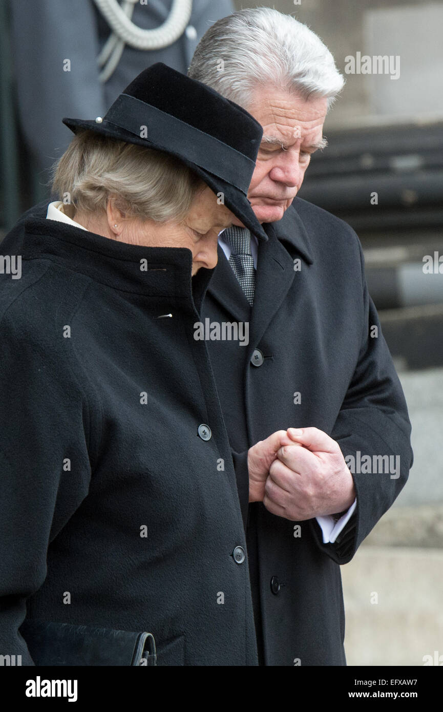 Berlin, Deutschland. 11. Februar 2015. German President Joachim Gauck (R) begleitet die Witwe des ehemaligen deutschen Bundespräsidenten Richard von Weizsaecker, Marianne von Weizsaecker, während der Trauerfeier von Richard von Weizsaecker am Berliner Dom in Berlin, Deutschland 11. Februar 2015. Weizsäcker starb im Alter von 94 Jahren am 31. Januar 2015. Bildnachweis: Dpa picture Alliance/Alamy Live News Stockfoto