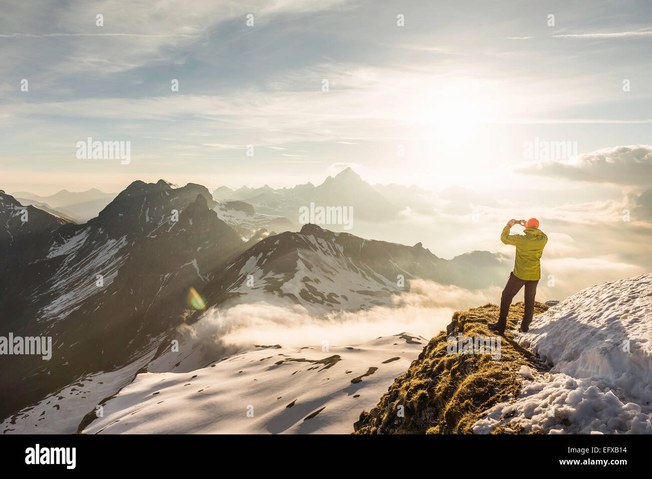 Junge männliche Berg Trekker fotografieren Blick auf Wolken, Allgäu, Oberstdorf, Bayern, Deutschland Stockfoto
