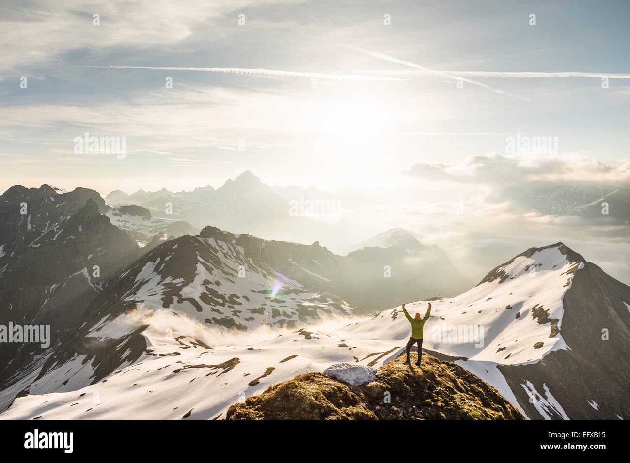 Junge männliche Berg Trekker mit Arme in bayerischen Alpen, Oberstdorf, Bayern, Deutschland Stockfoto