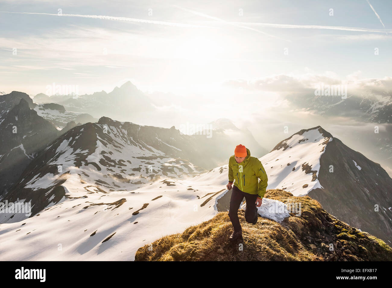 Junge männliche Berg Trekker auf Bergrücken in den Bayerischen Alpen, Oberstdorf, Bayern, Deutschland Stockfoto