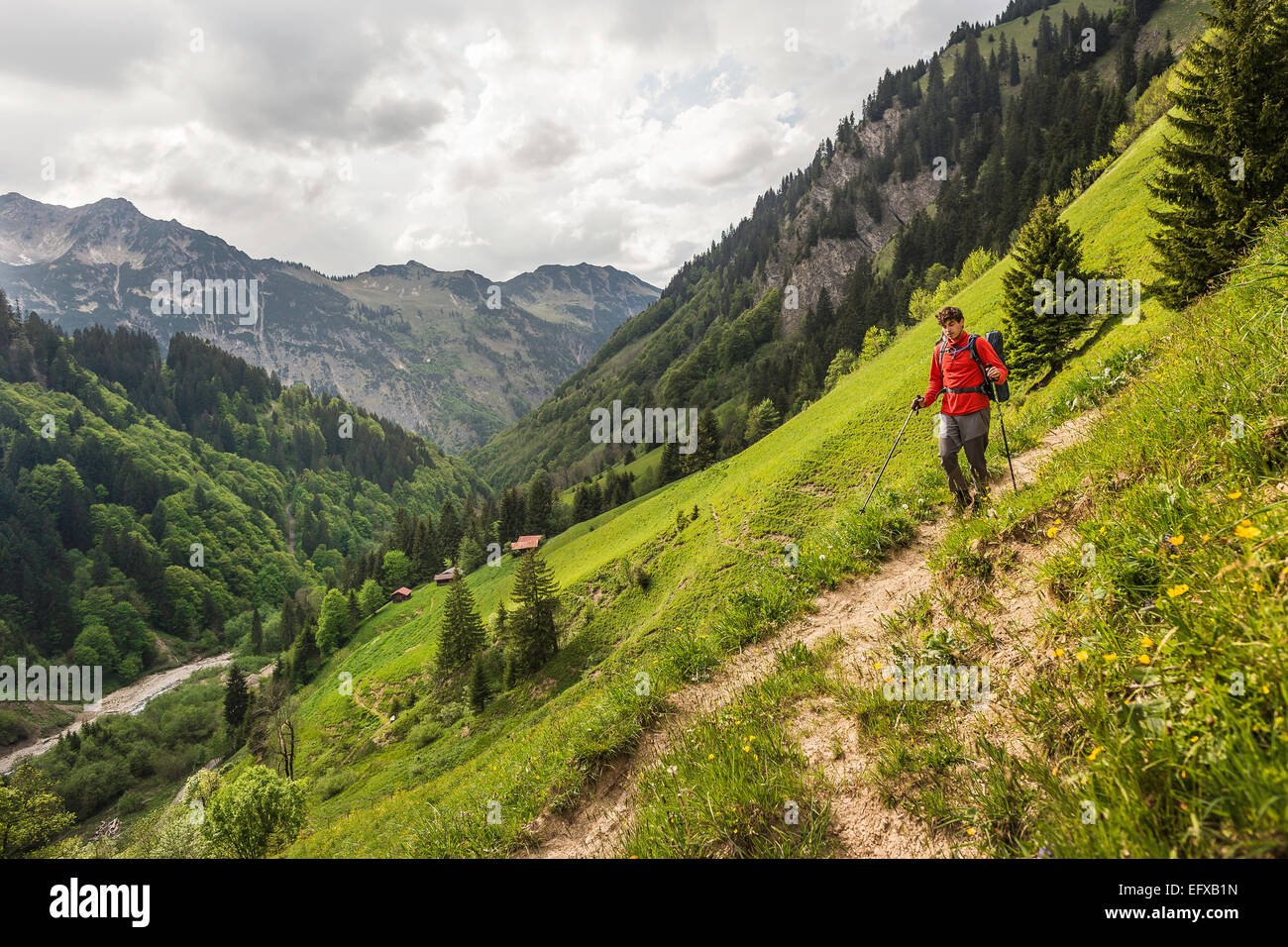 Junger Mann Wandern am Talweg, Oberstdorf, Bayern, Deutschland Stockfoto