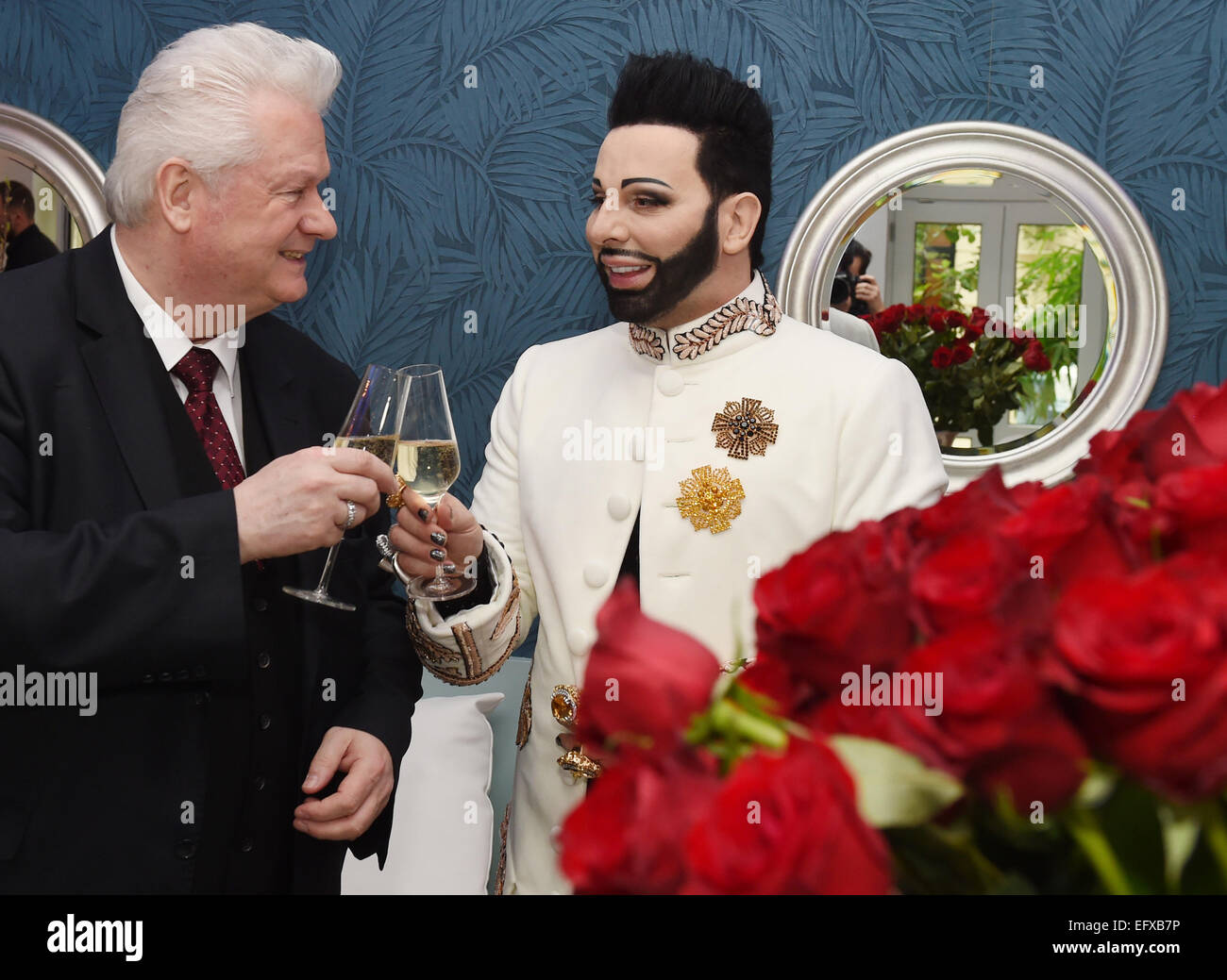 Dpa-exklusiv - Star Designer Harald Gloeoeckler (R) und seinem Ehemann Dieter Schroth feiern ihre Hochzeit im Hotel Dormero in Berlin, Deutschland, 11. Februar 2015. Foto: Jens Kalaene/Dpa (Achtung: ist vorbehaltlich HONORARVEREINBARUNG) Stockfoto