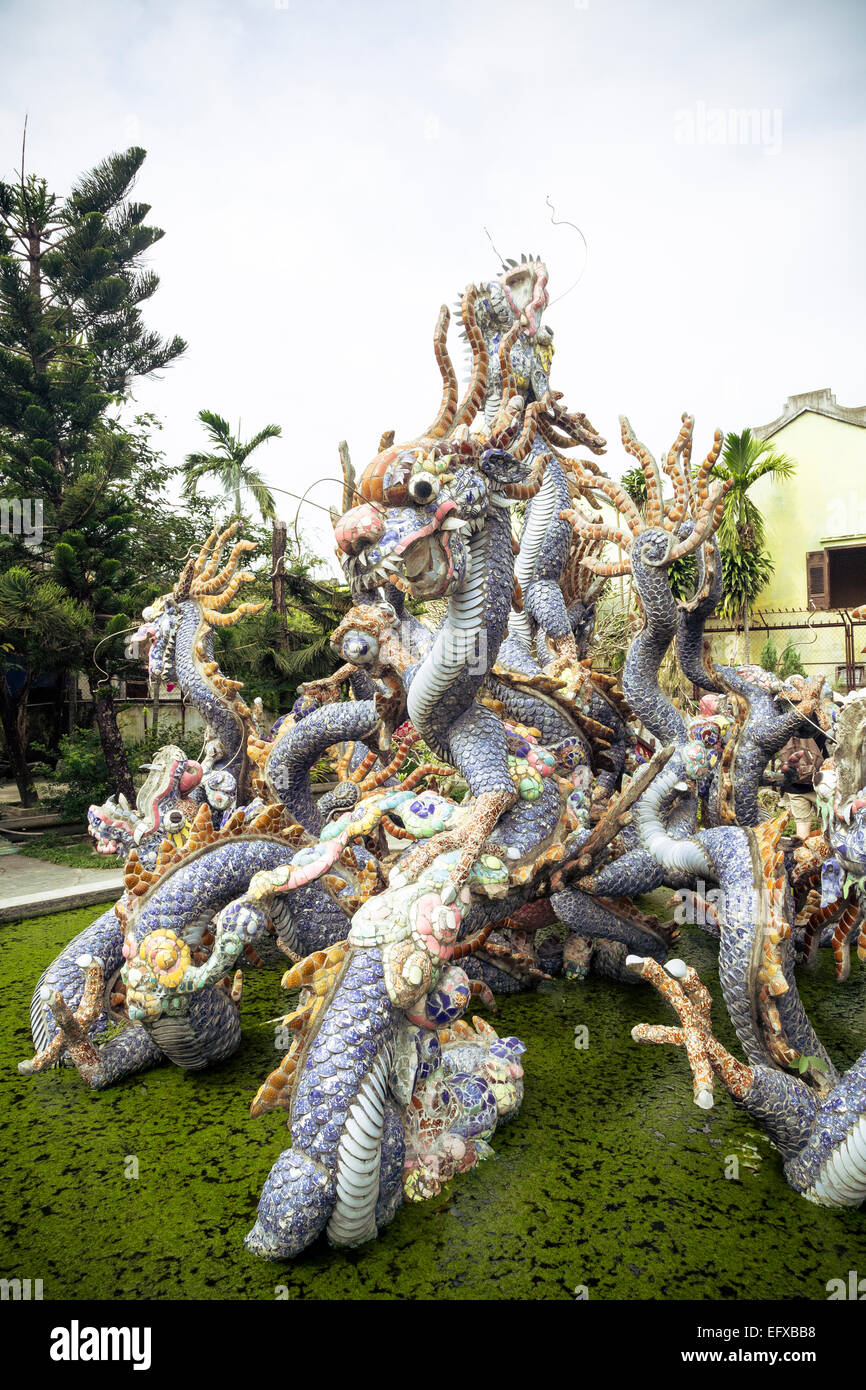 Drachenstatue auf Kantonesisch Montagehalle (Quang Trieu), Hoi an, Vietnam. Stockfoto