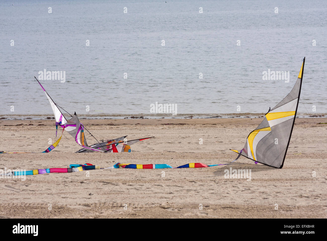 Drachen auf dem Sand beim Weymouth Kite Festival, Dorset UK im Mai Stockfoto