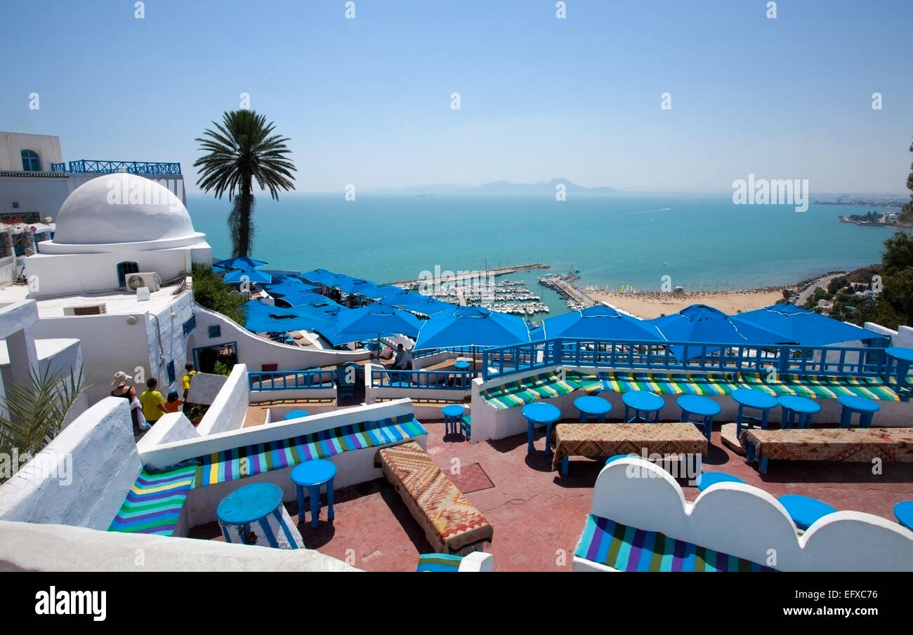 Cafe mit schöner Aussicht am Hafen von Sidi Bou Said Stockfoto