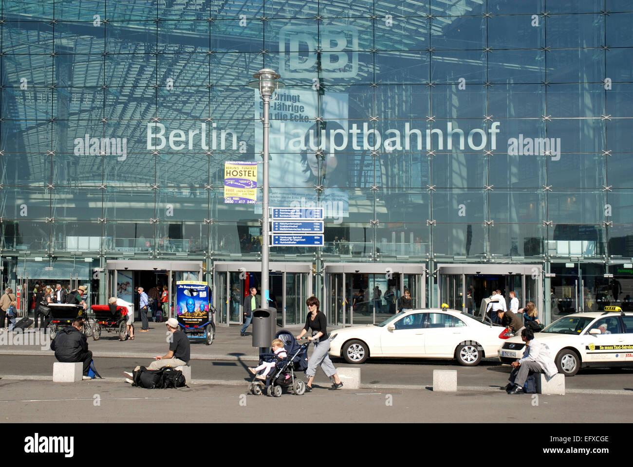 Menschen am Eingang zu den zentralen Bahnhof von Berlin im Regierungsviertel der Hauptstadt. Stockfoto