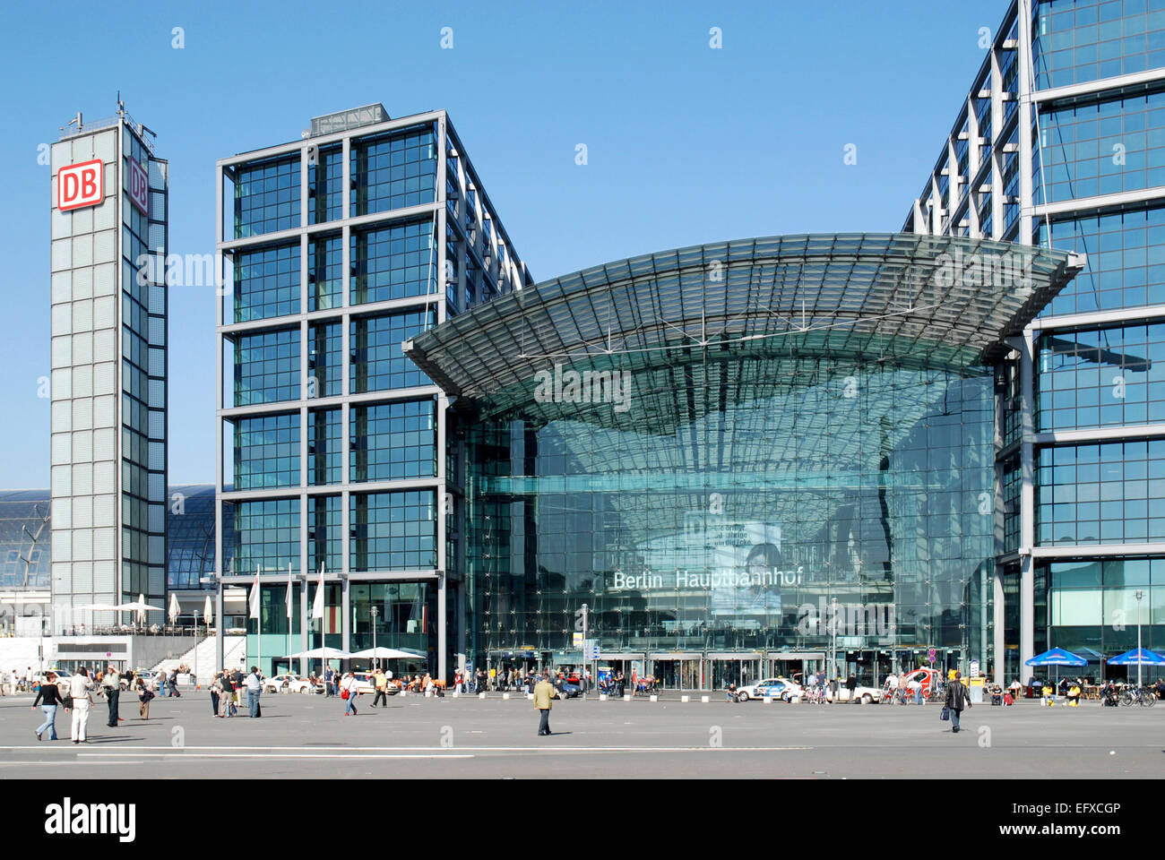 Menschen am Eingang zu den zentralen Bahnhof von Berlin im Regierungsviertel der Hauptstadt. Stockfoto