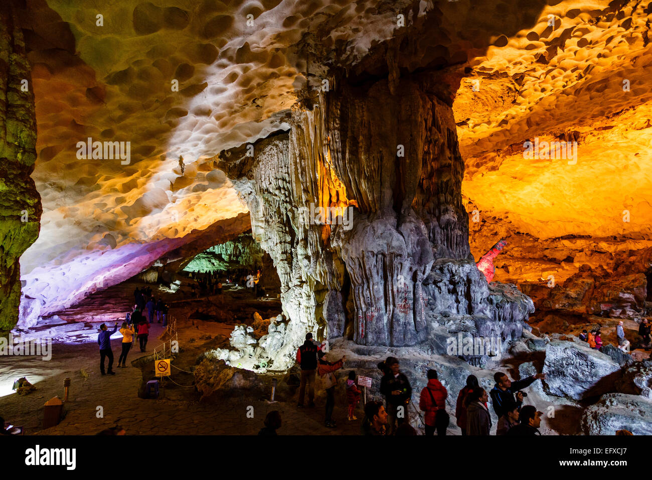 Sung Sot Grotte, Halong Bucht, Vietnam. Stockfoto