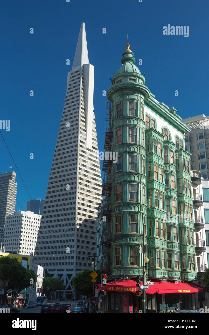 TRANSAMERICA PYRAMID TOWER (©WILLIAM PEREIRA 1972) SENTINEL BUILDING (©SALFIELD & KOHLBERG 1907) COLUMBUS AVENUE SAN FRANCISCO CALIFORNIA USA Stockfoto