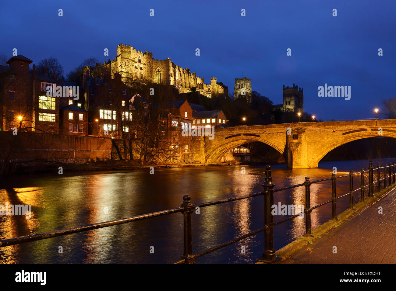 Durham Castle und die Kathedrale neben den Fluss tragen in der Nacht Stockfoto