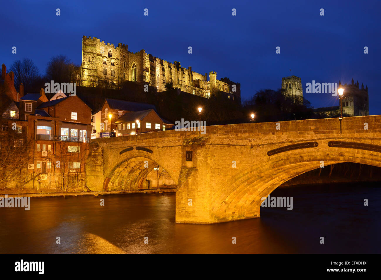 Durham Castle und die Kathedrale neben den Fluss tragen in der Nacht Stockfoto