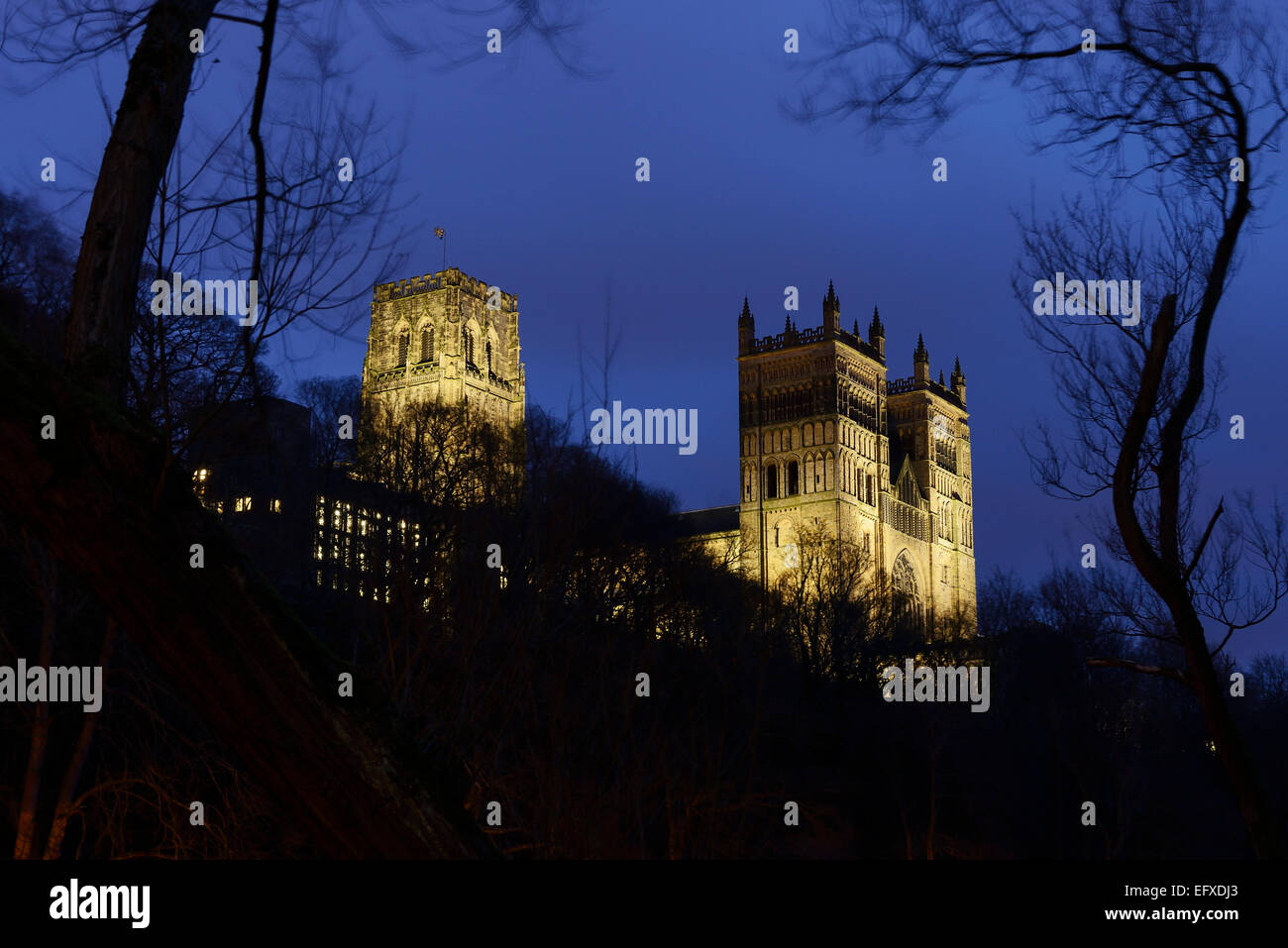 Kathedrale von Durham nachts beleuchtet Stockfoto