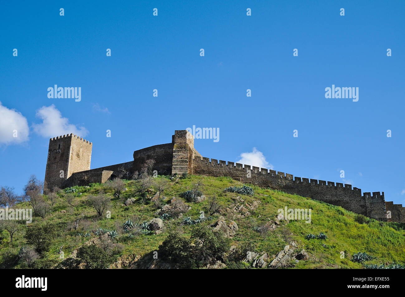Mittelalterliche Burgmauer und Türme in Mértola, Alentejo, Portugal Stockfoto