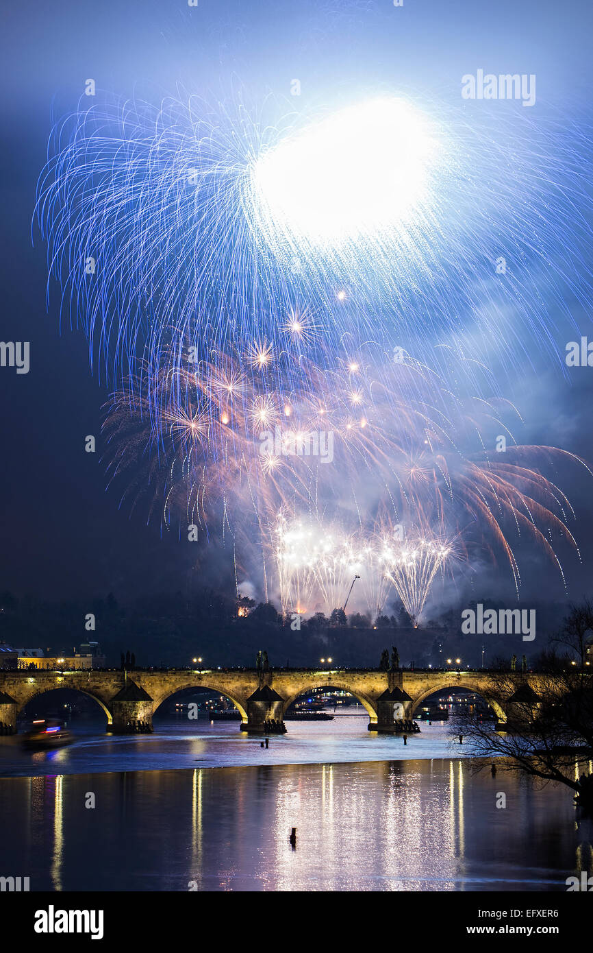 Prag-Silvester-Feuerwerk über die Karlsbrücke und der Fluss Vltava (Moldau) Stockfoto