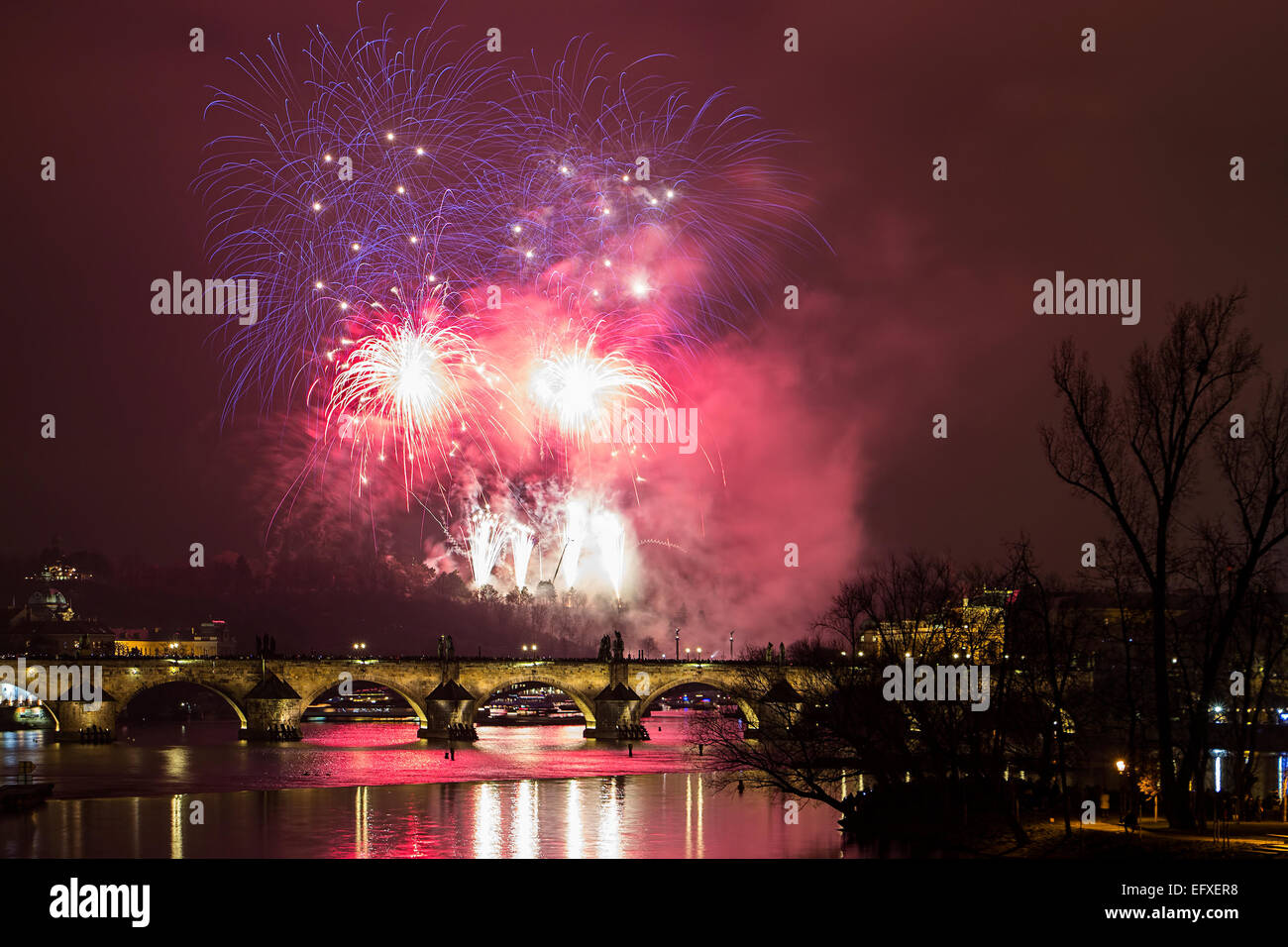 Prag-Silvester-Feuerwerk über die Karlsbrücke und der Fluss Vltava (Moldau) Stockfoto