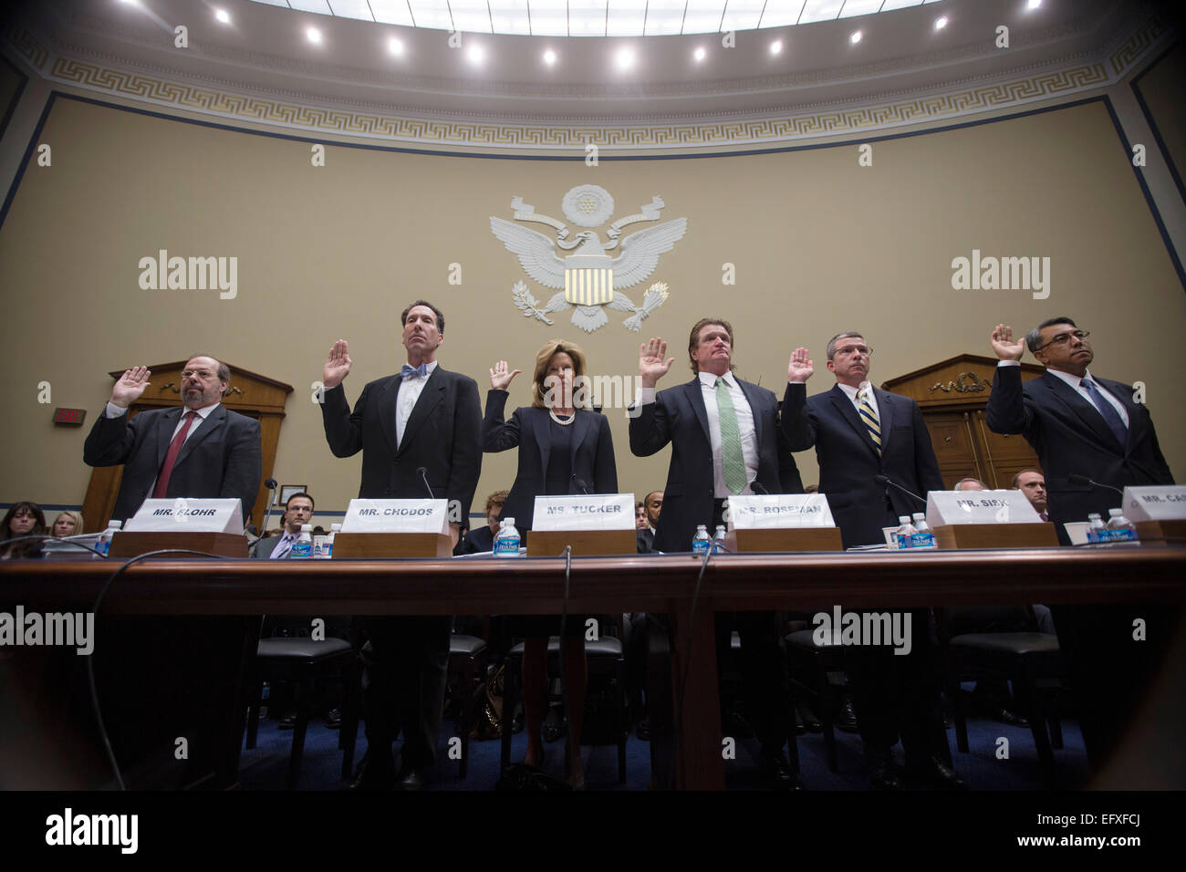 Zeugen sind, bezeugen in der House Oversight and Government Reform Committee Sitzung vom IRS gezielt politische Gruppen auf dem Capitol Hill 26. März 2014 in Washington, D.C. vereidigt. Stockfoto