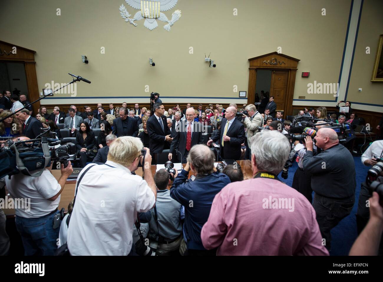 Vertreter der Medien umgeben Zeugen, bevor sie in der House Oversight and Government Reform Committee Sitzung vom IRS gezielt politische Gruppen auf dem Capitol Hill 26. März 2014 in Washington, DC bezeugen. Stockfoto