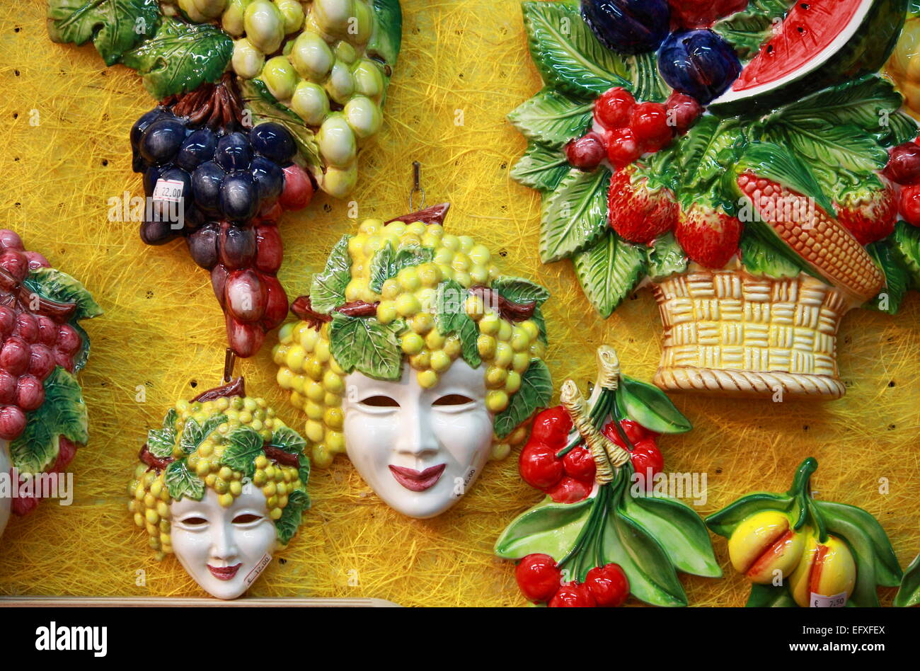 Bacchus-Masken und Obst Dekorationen Stockfoto