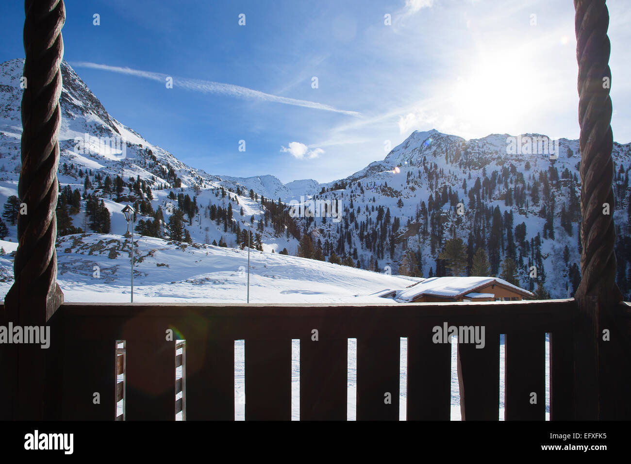 Schöne Aussicht aus einer Skihütte in den verschneiten Bergen Stockfoto