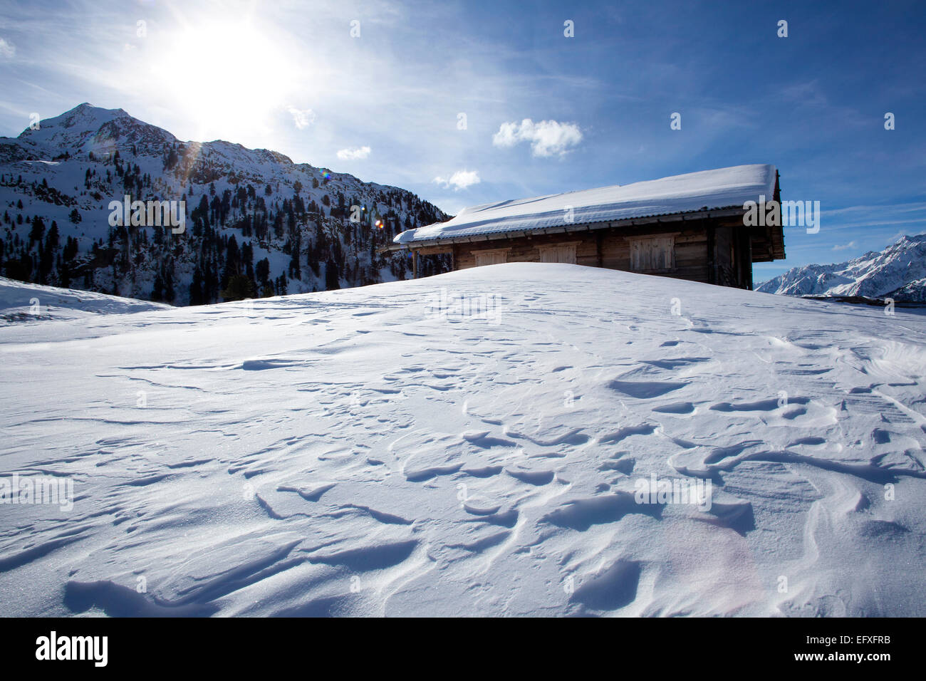 Skihütte in der sonnigen und verschneiten Alpen Stockfoto