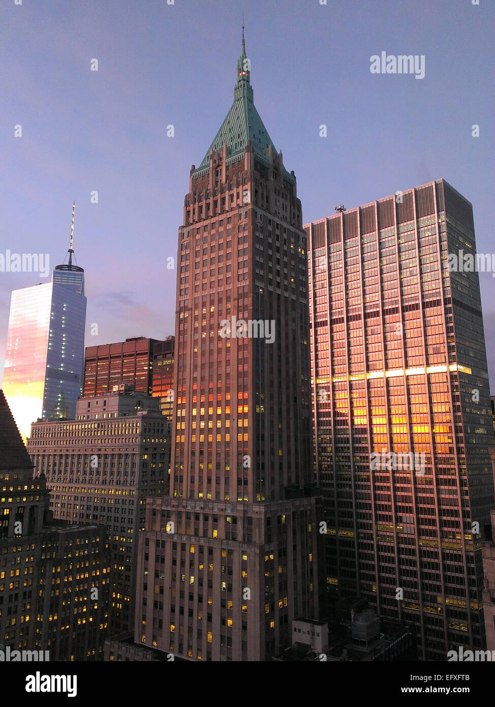 Skyline von Lower Manhattan in der Dämmerung. Stockfoto