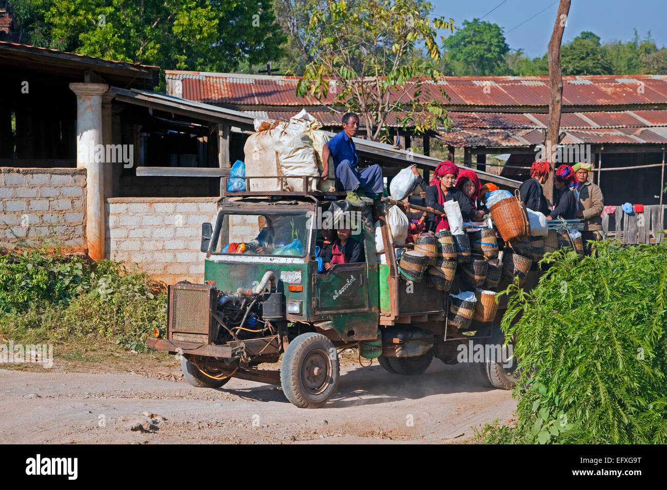Öffnen Sie LKW schwer beladen mit Dorfbewohnern, Nahverkehr im kleinen Dorf am Inle-See, Nyaungshwe, Shan State in Myanmar / Birma Stockfoto