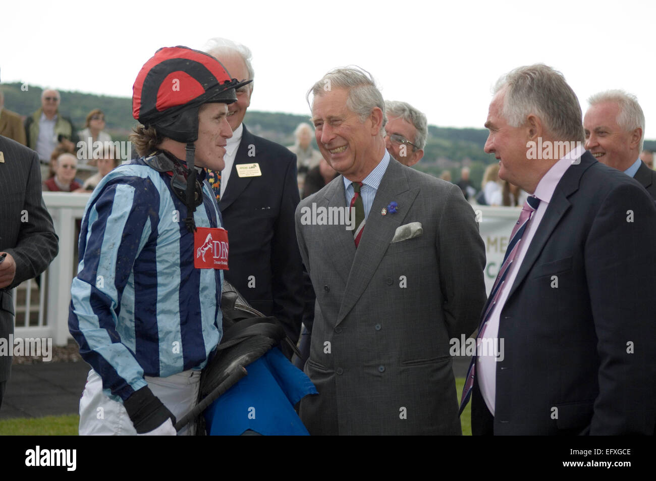 Tony McCoy, der Champion jockey Wer hat angekündigt, dass er in den Ruhestand aus dem Rennsport am Ende der Saison. Er ist abgebildet, im Gespräch mit Prinz Charles in Ffos Las Pferderennbahn in Carmarthenshire, Südwesten von Wales im Juni 2011 der Prinz Wohltätigkeitsorganisationen in Wales Renntag besuchte. Stockfoto