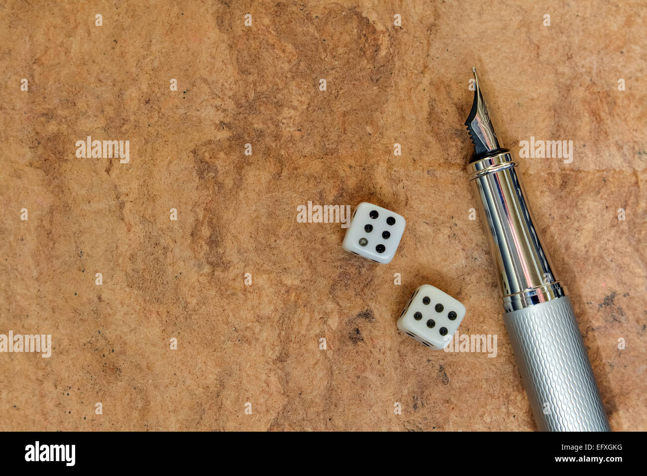 Symbolischer Ausdruck für Win-Win-Situation mit Stift und Würfel Stockfoto