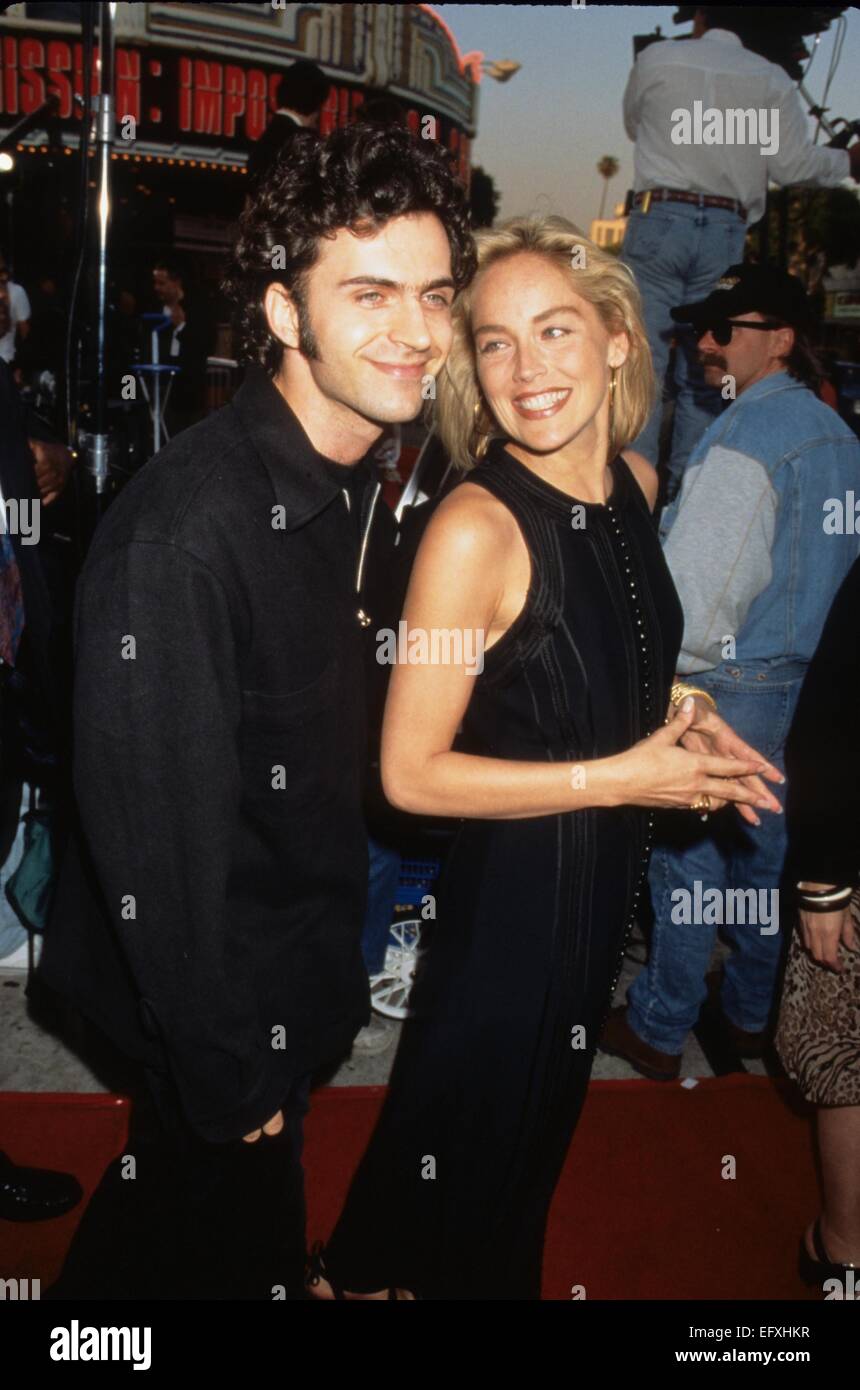 SHARON STONE mit Dweezil Zappa auf die Mission Impossible Welt premiere 1996.k5063lr. © Lisa Rose/Globe Fotos/ZUMA Draht/Alamy Live-Nachrichten Stockfoto