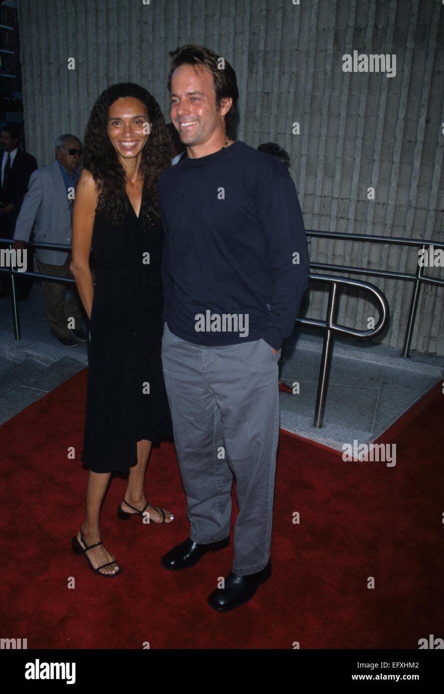 JOHN STOCKWELL mit Frau Helena.Crazy schöne premiere beim GCC AVCO Theater Ca. 2001.k22241mr. © Mailand Ryba/Globe Fotos/ZUMA Draht/Alamy Live-Nachrichten Stockfoto