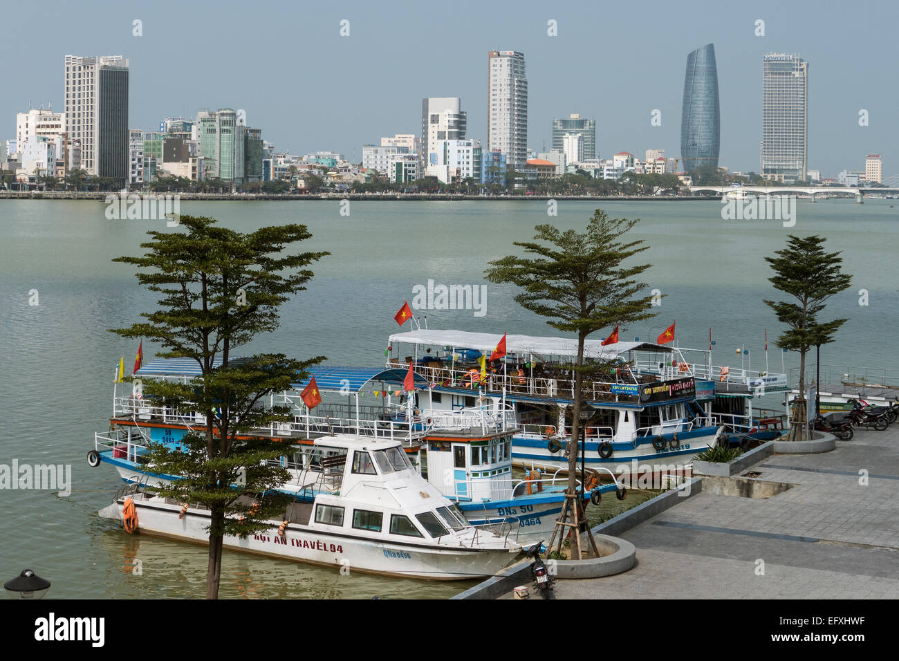 Vietnam, Danang, Skyline der Stadt, Fluss Song Han & Boote Stockfoto