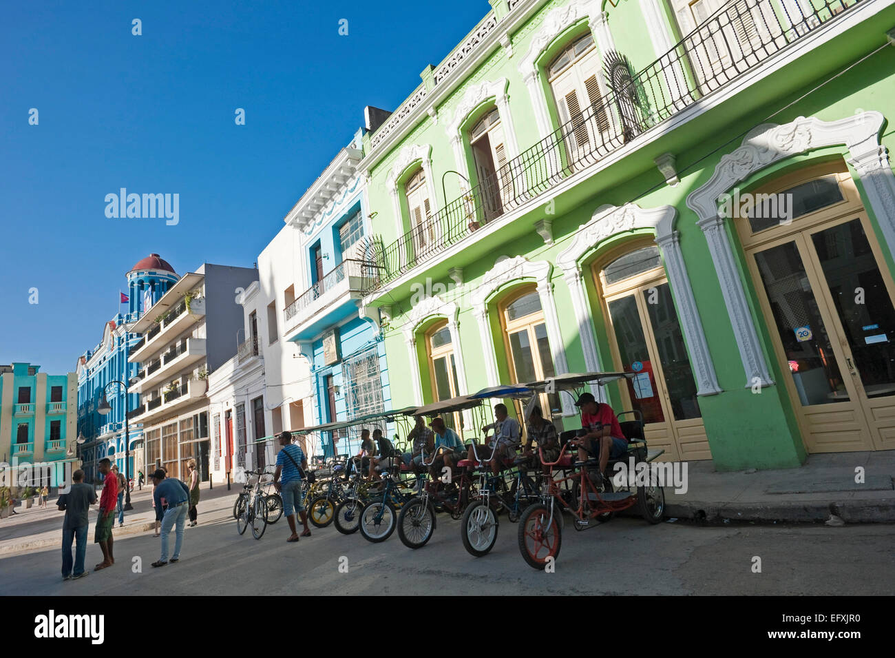 Horizontale Ansicht von bicitaxis Geparkt auf der Straße in Camagüey, Kuba. Stockfoto