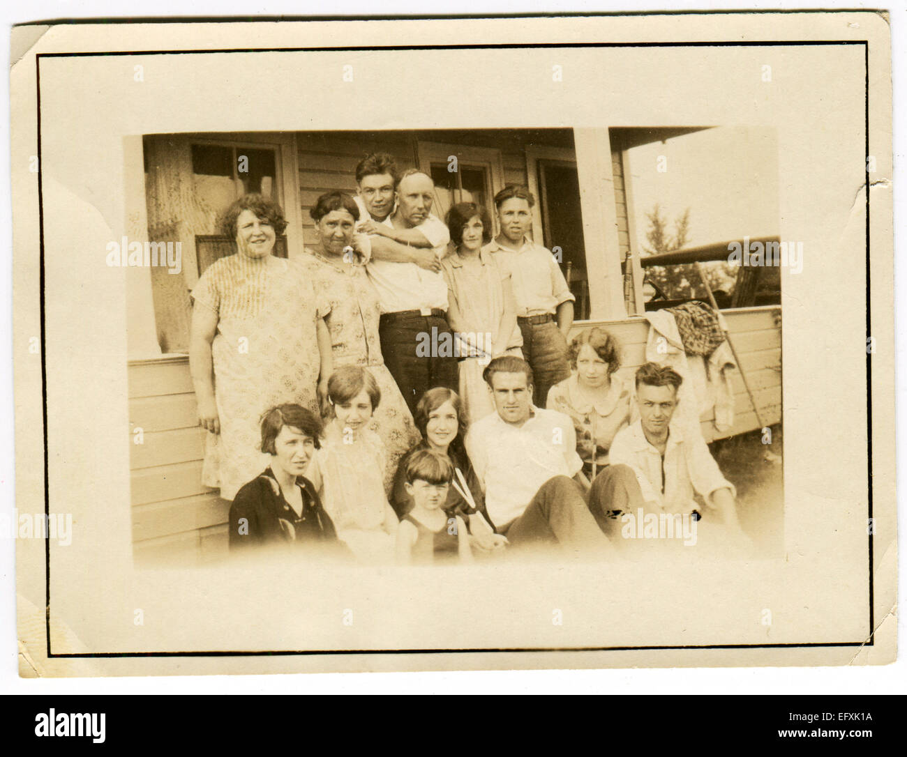 12. Dezember 2014 - USA - ca. 1930er Jahre: Reproduktion eines antiken Fotos zeigt großen landwirtschaftlichen Familie seit mehreren Generationen posiert vor dem Hintergrund des ländlichen Hauses (Credit-Bild: © Igor Golovniov/ZUMA Wire/ZUMAPRESS.com) Stockfoto