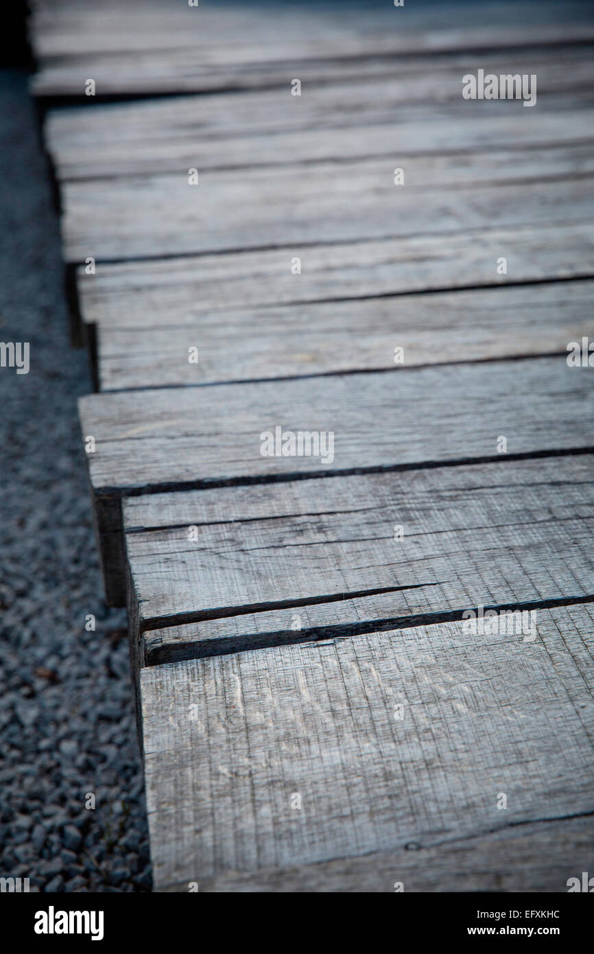 Nahaufnahme der Holzbohlen auf erhöhten Laufsteg Stockfoto