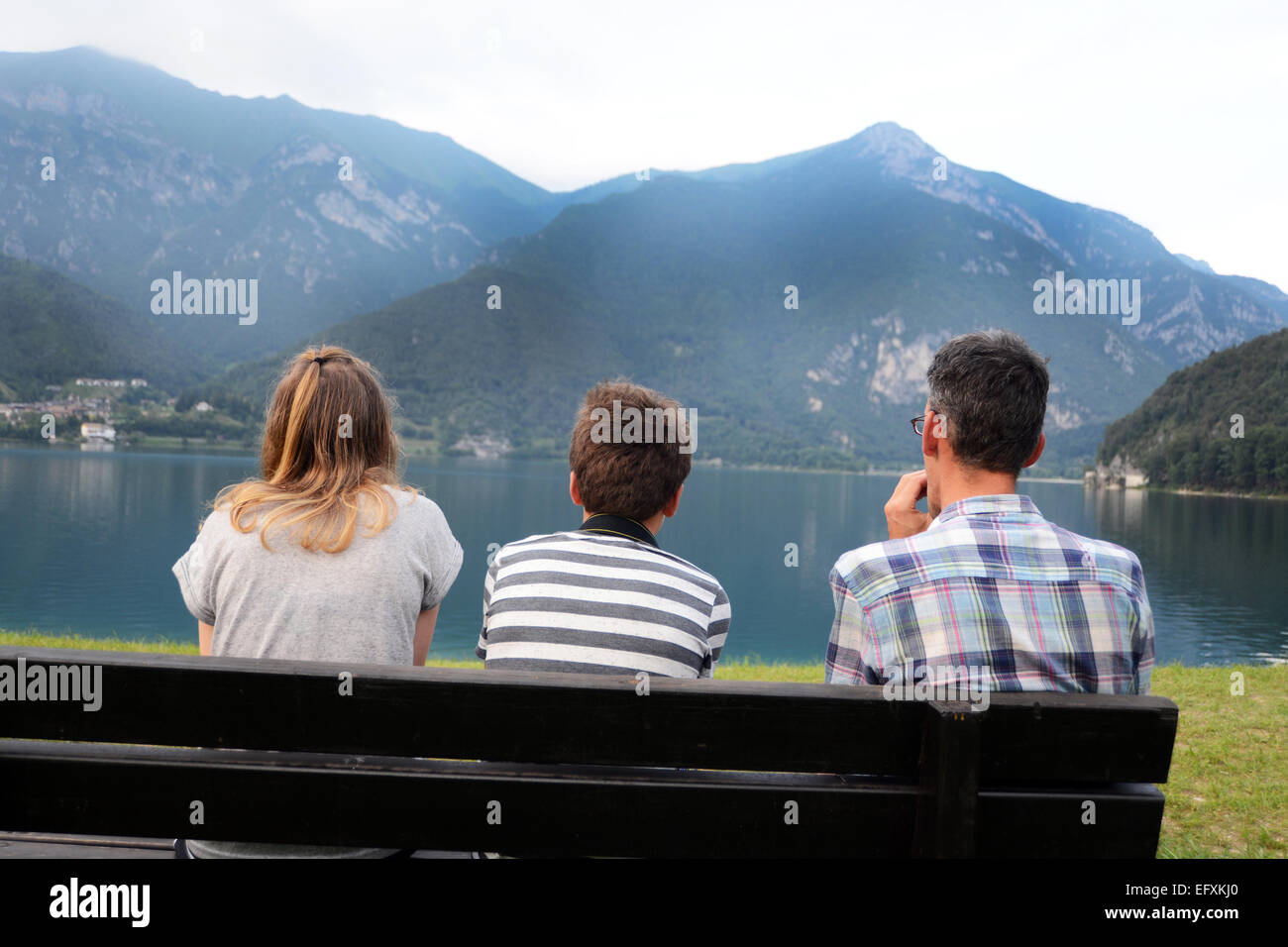 Teenager im Urlaub in der italienischen Seen mit ihrem Vater. MODEL RELEASED Stockfoto