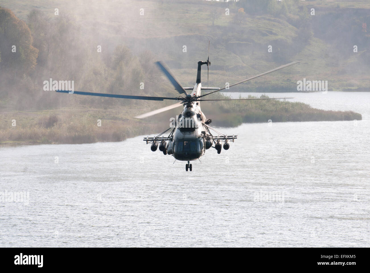 Mi-8 Hubschrauber fliegen über Wasser Stockfoto